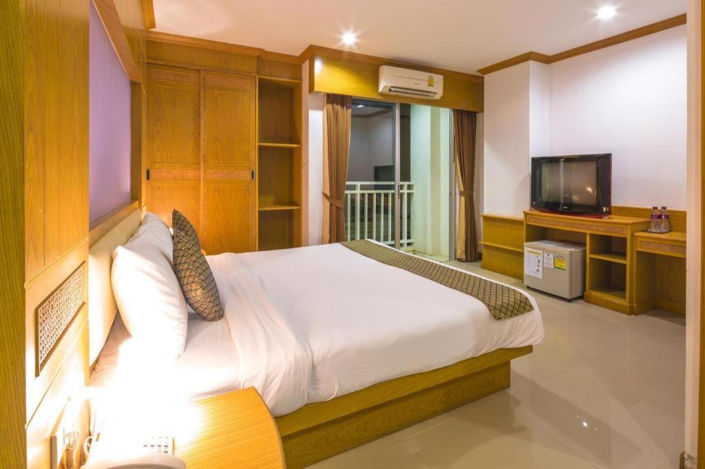 Azure Phuket Hotel 3*